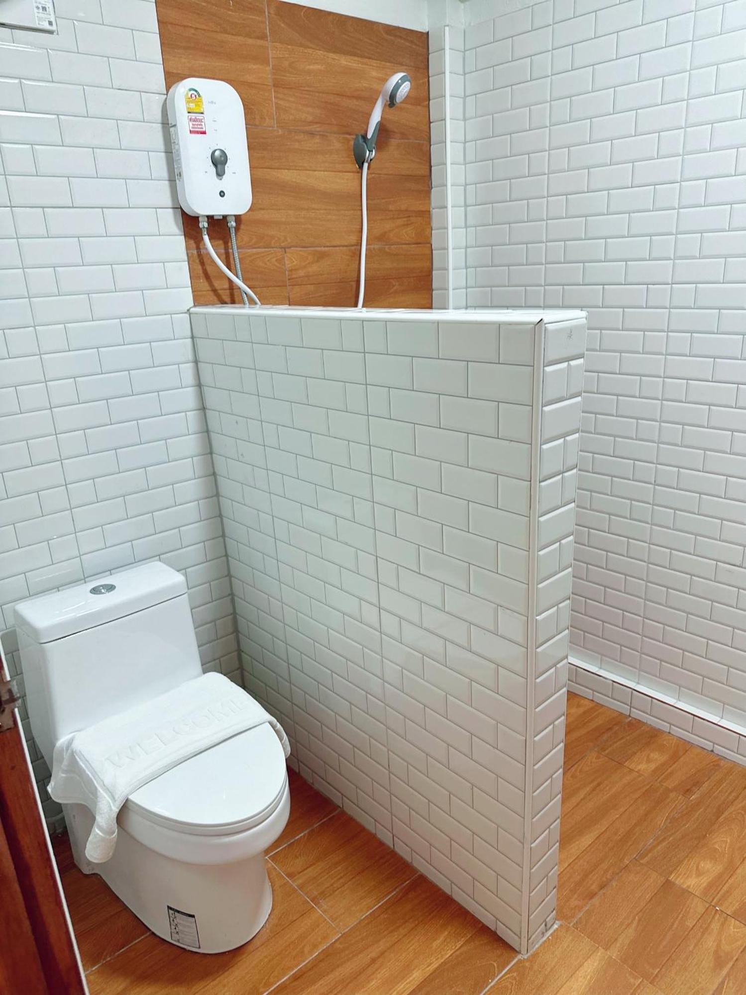 Service Apartment ห้อง102 ใจกลางเมืองใกล้แหล่งท่องเที่ยว ラムパーン エクステリア 写真
