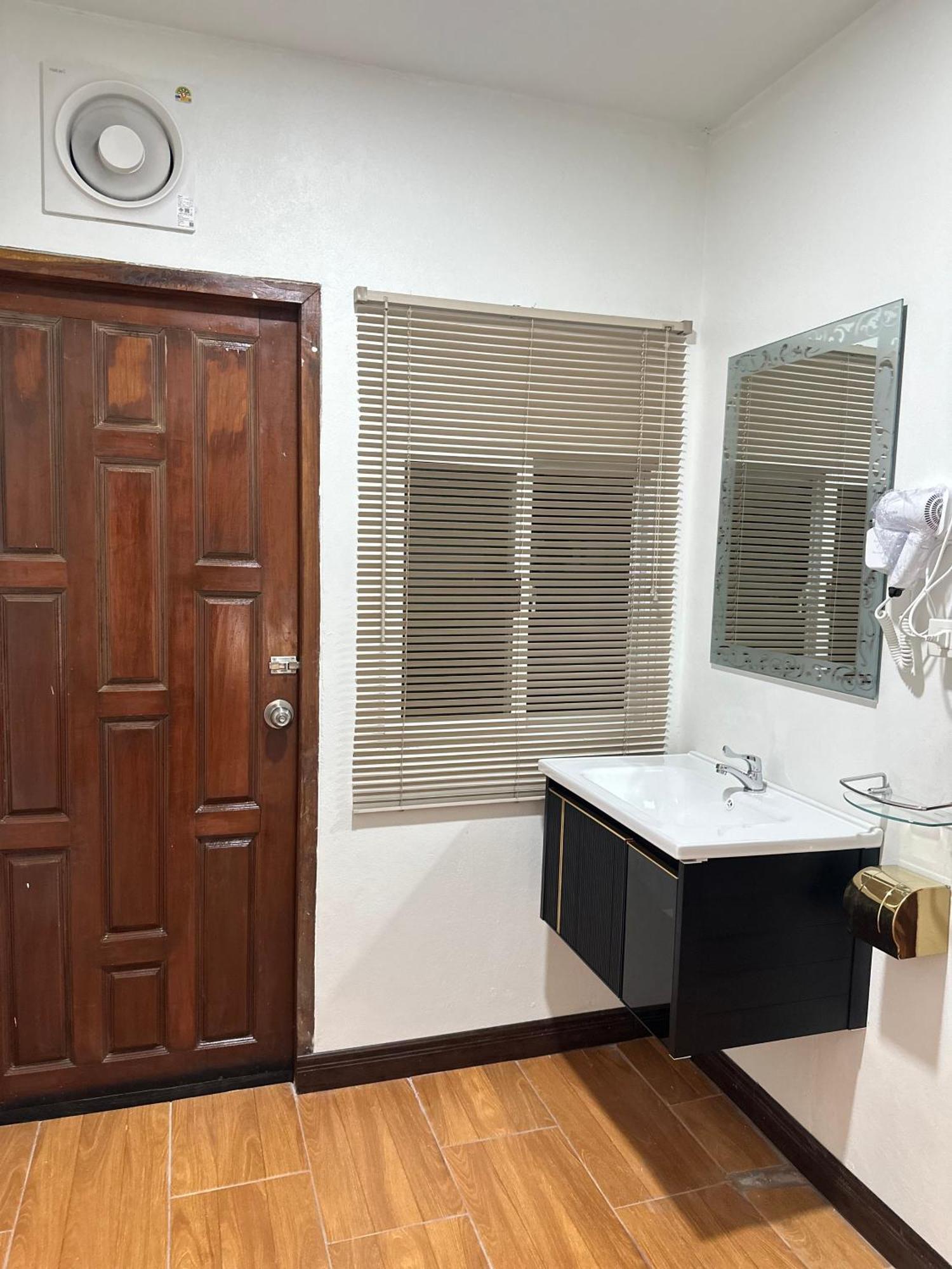 Service Apartment ห้อง102 ใจกลางเมืองใกล้แหล่งท่องเที่ยว ラムパーン エクステリア 写真
