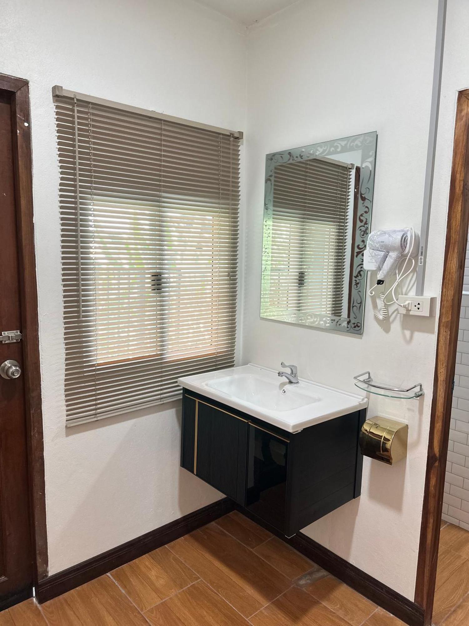 Service Apartment ห้อง102 ใจกลางเมืองใกล้แหล่งท่องเที่ยว ラムパーン エクステリア 写真